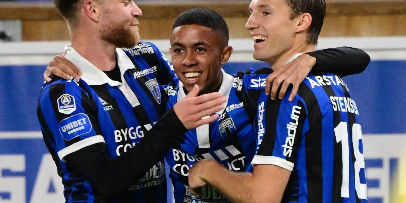 Siriusjubel. Tashreeq Matthews (mitten) grattas av Filip Rogic (till vänster) och Daniel Stensson efter sitt 2–0-mål mot IFK Norrköping.