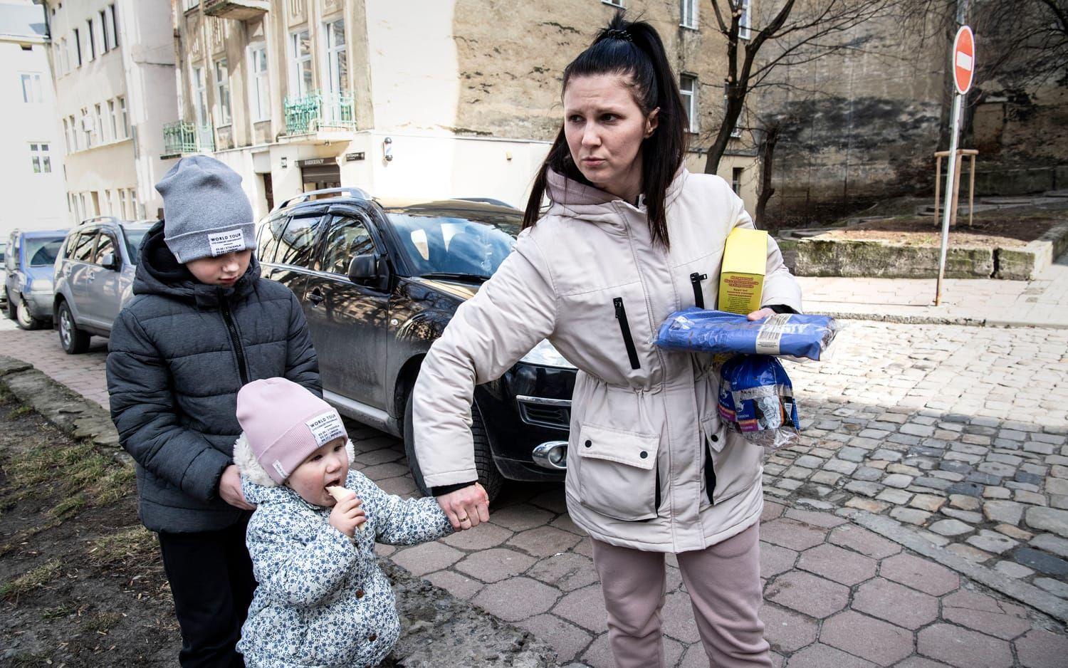 Olga Kovalyuk med barnen Ollesandro 8 och Victoria, 2.