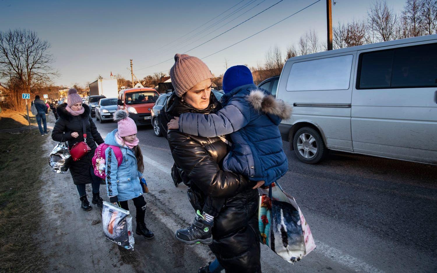 Motorvägen på väg till polska gränsen fylls av ukrainska flyktingar.