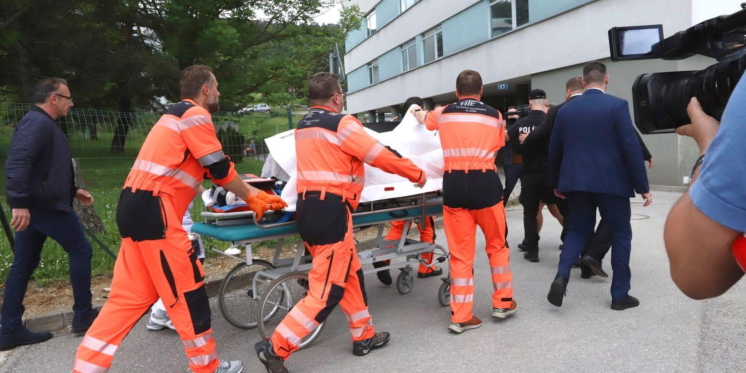 Räddningsarbetare tar Slovakiens premiärminister Robert Fico till ett sjukhus i centrala Slovakien, onsdagen den 15 maj 2024 efter att han blivit skjuten. Fico är nu utom livsfara, enligt BBC.