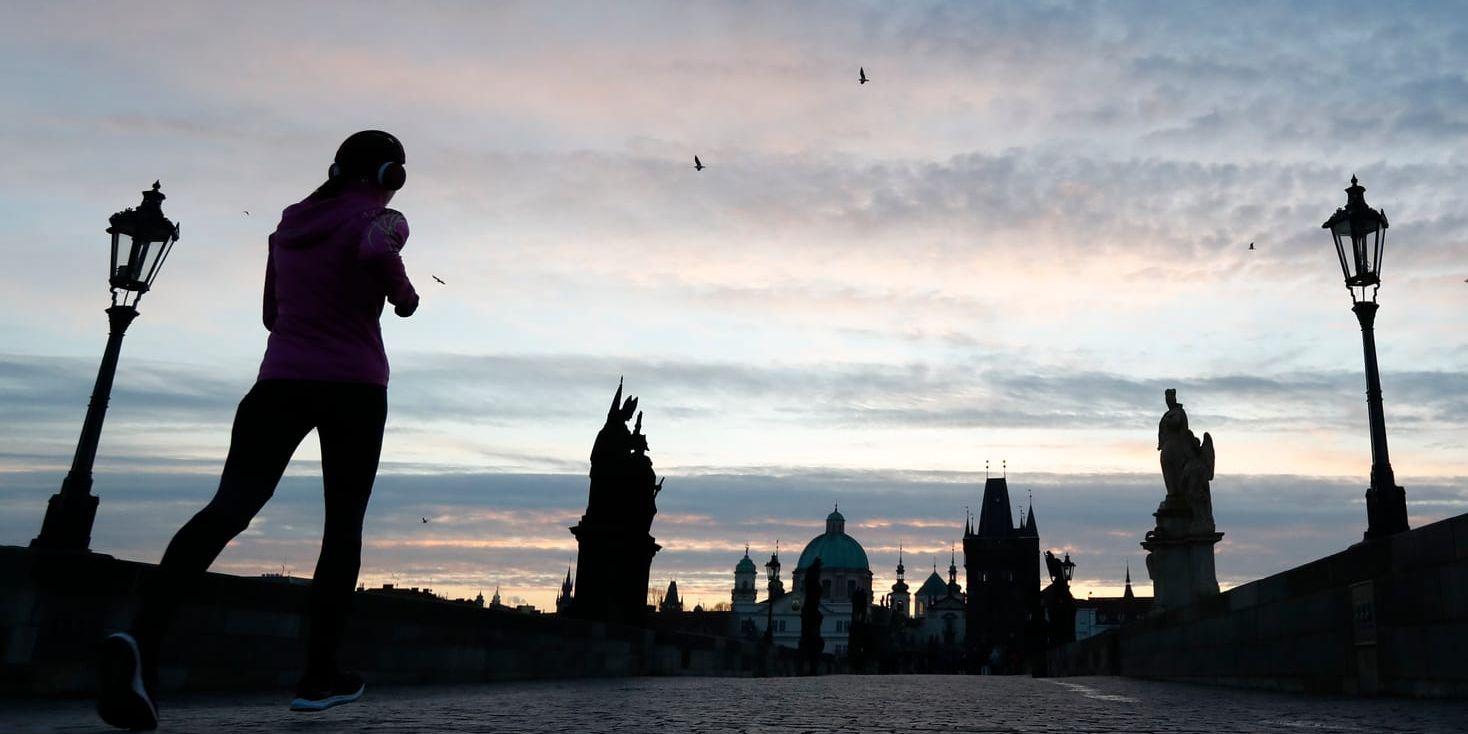 Tjeckien står fortsatt utanför Istanbulkonventionen, som ett av endast fyra EU-länder. Här joggar en kvinna på Karlsbron i Prag. Arkivbild.
