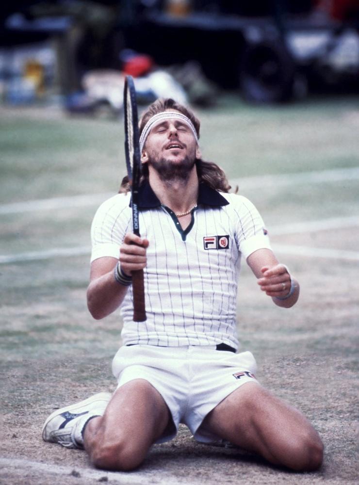 Björn Borg vinner Wimbledon för femte gången i rad år 1980. Här i segerposition på knä med slutna ögon ...