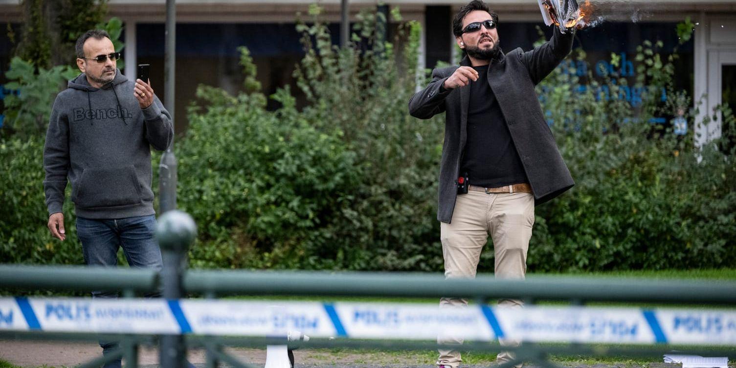 Islamkritikerna Salwan Najem och Salwan Momika bränner en koran vid en allmän sammankomst i Malmö den 30 september. Arkivbild.