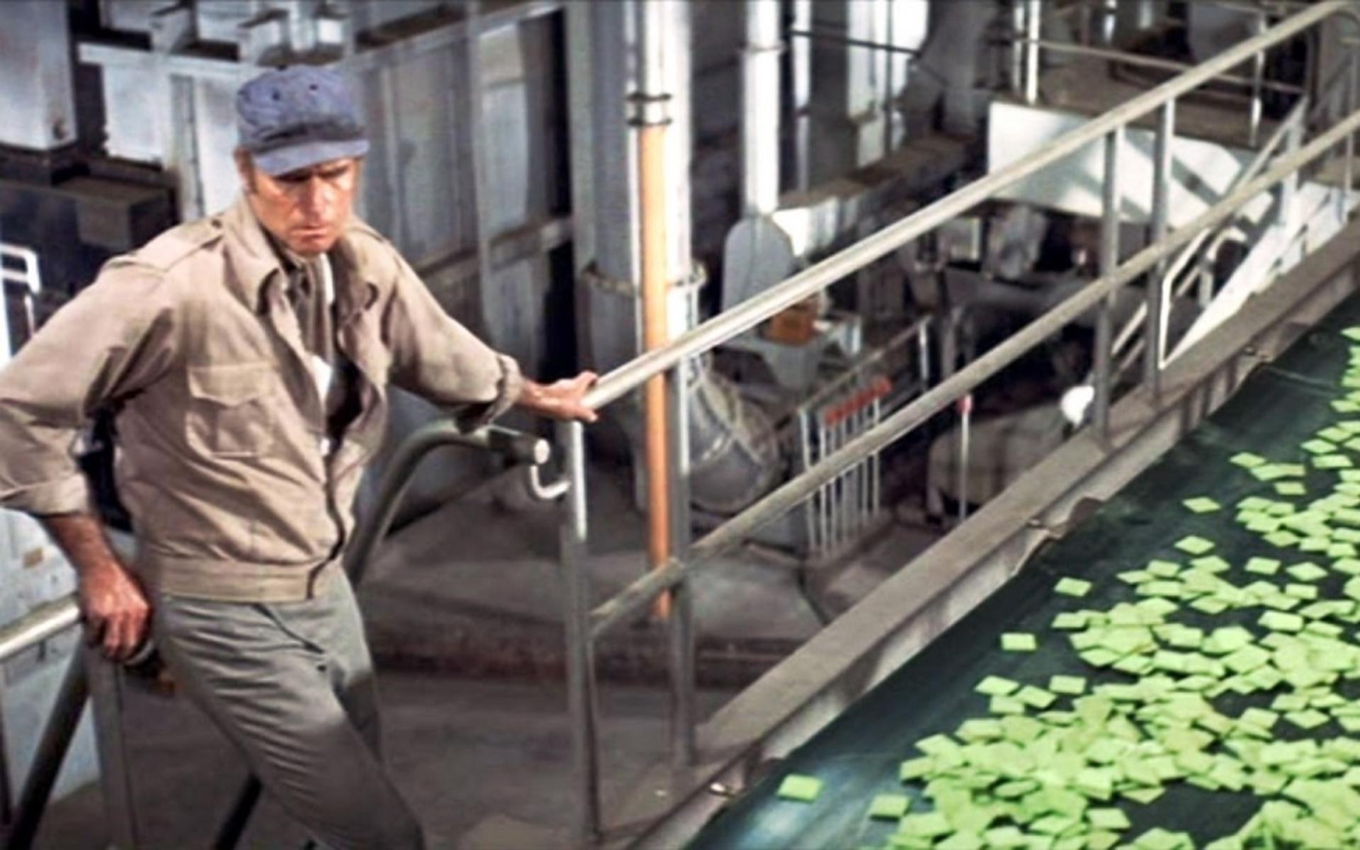 I ”Soylent green” från 1973 upptäcker Charlton Heston att en populär matprodukt är tillverkad av människokött. 