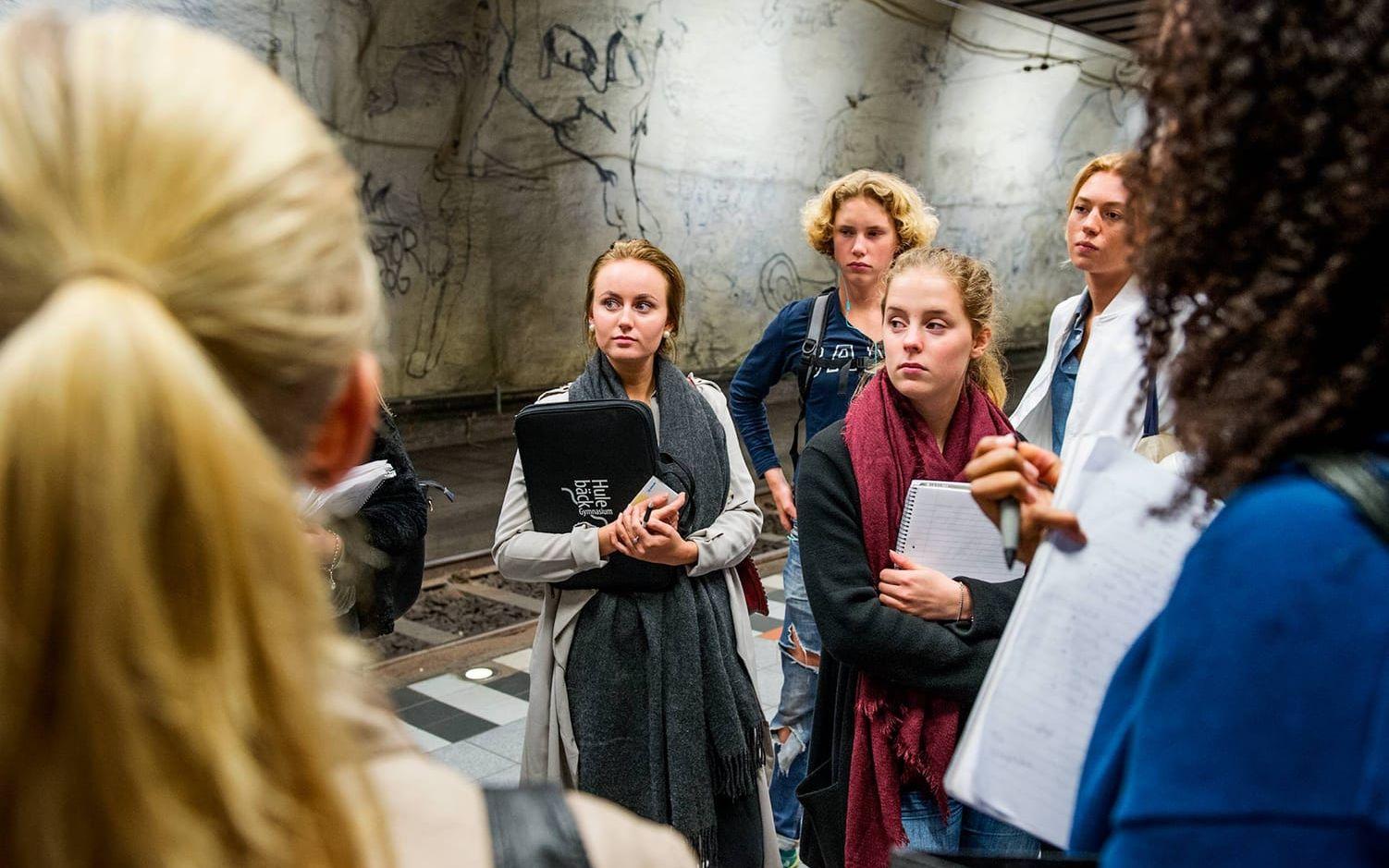Klassen får instruktioner på Hammarkulletorgets spårvagnshållplats. Från vänster Lisa Johansson, Simon Petersen, Emma Sands och Beda Robertsson.