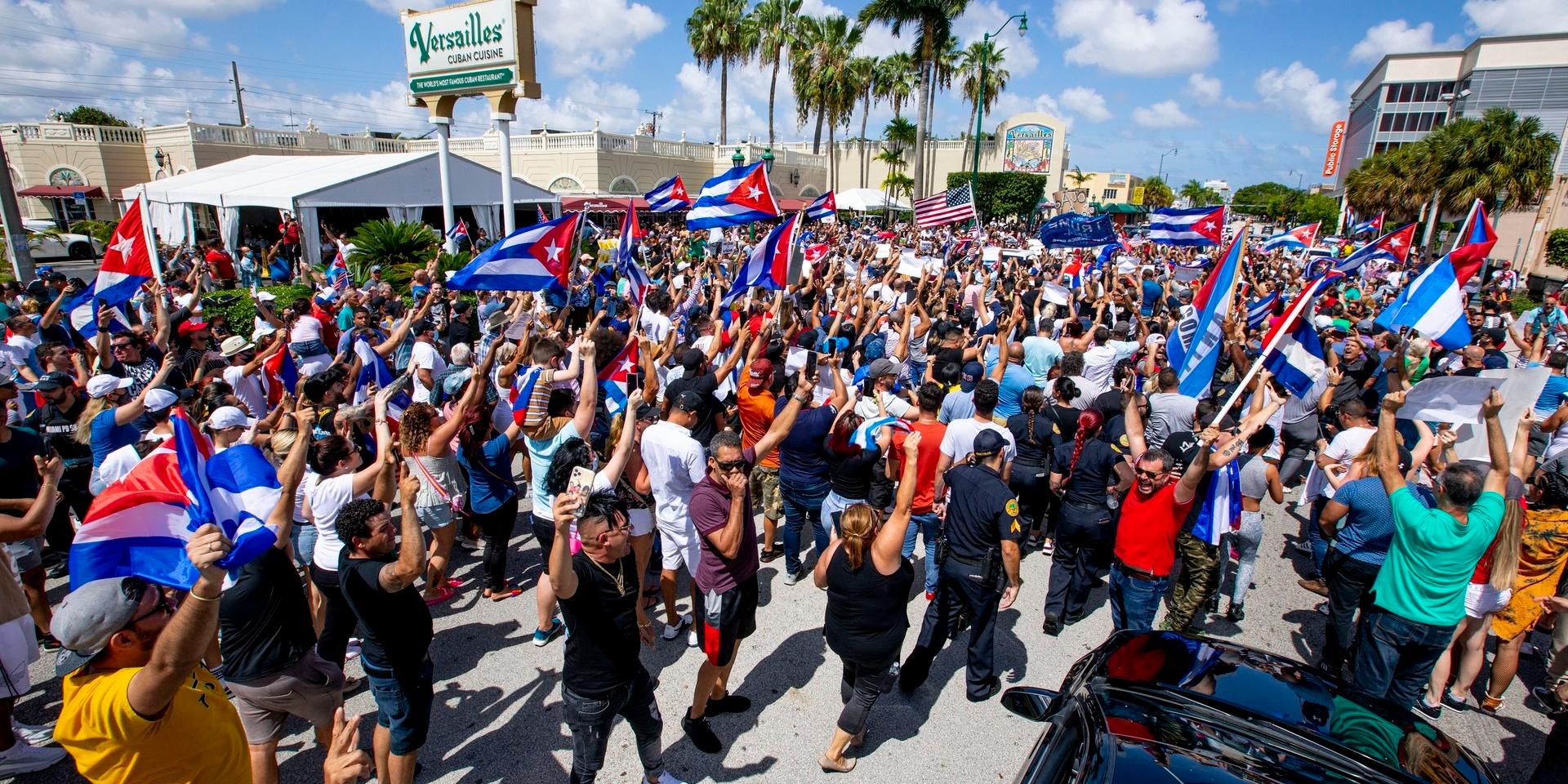 Exilkubaner i Miami i USA visar sitt stöd för de regimkritiska protesterna som hålls i Kuba.