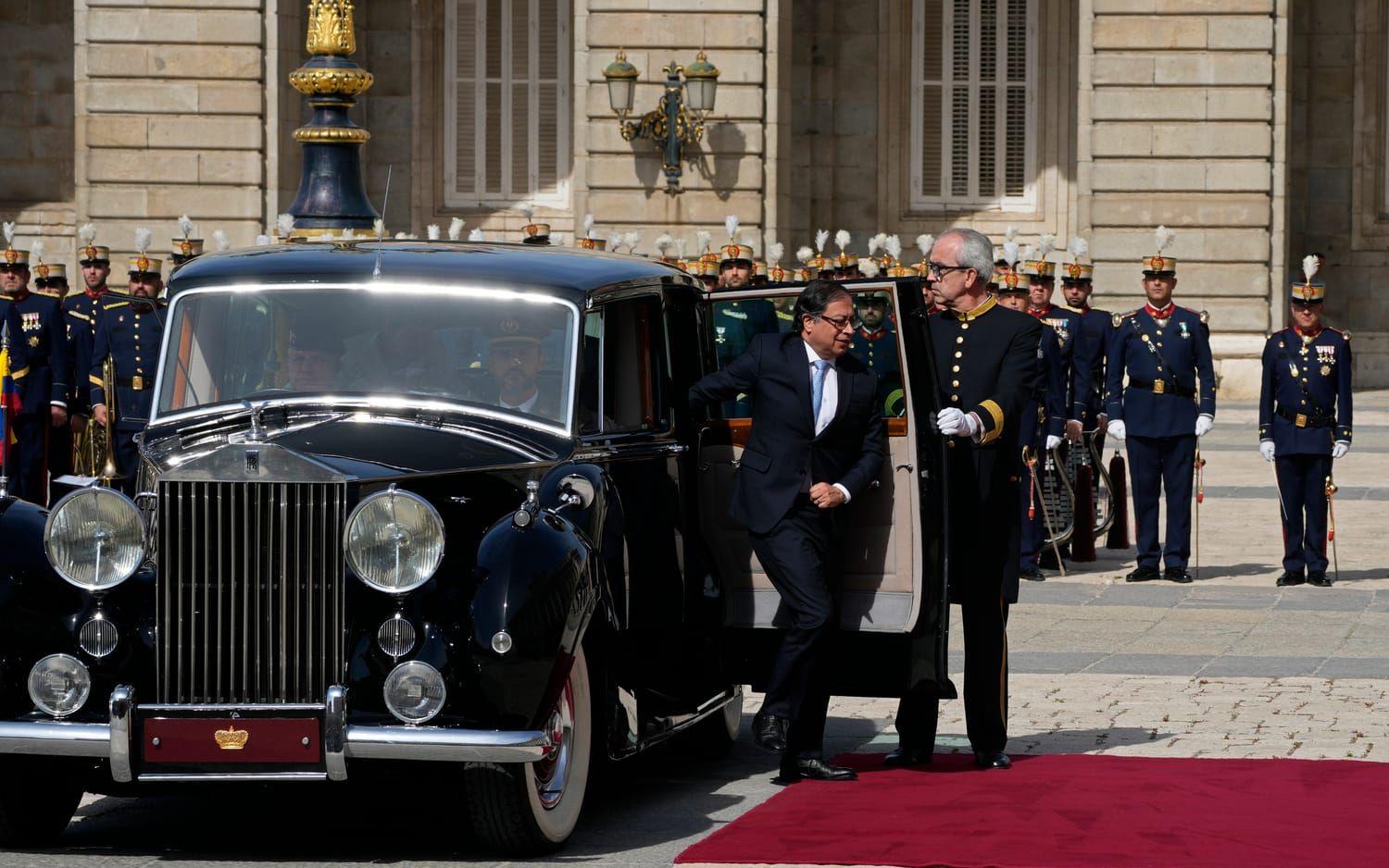 Ska du vara chaufför i en Rolls Royce finns det saker du måste veta. GP:s Julia Brzezinska har gått kursen och berättar vad den innehåller. Här anländer Colombias president Gustavo Petro till det kungliga palatset i Madrid under sitt statsbesök i Spanien, i en Rolls Royce.