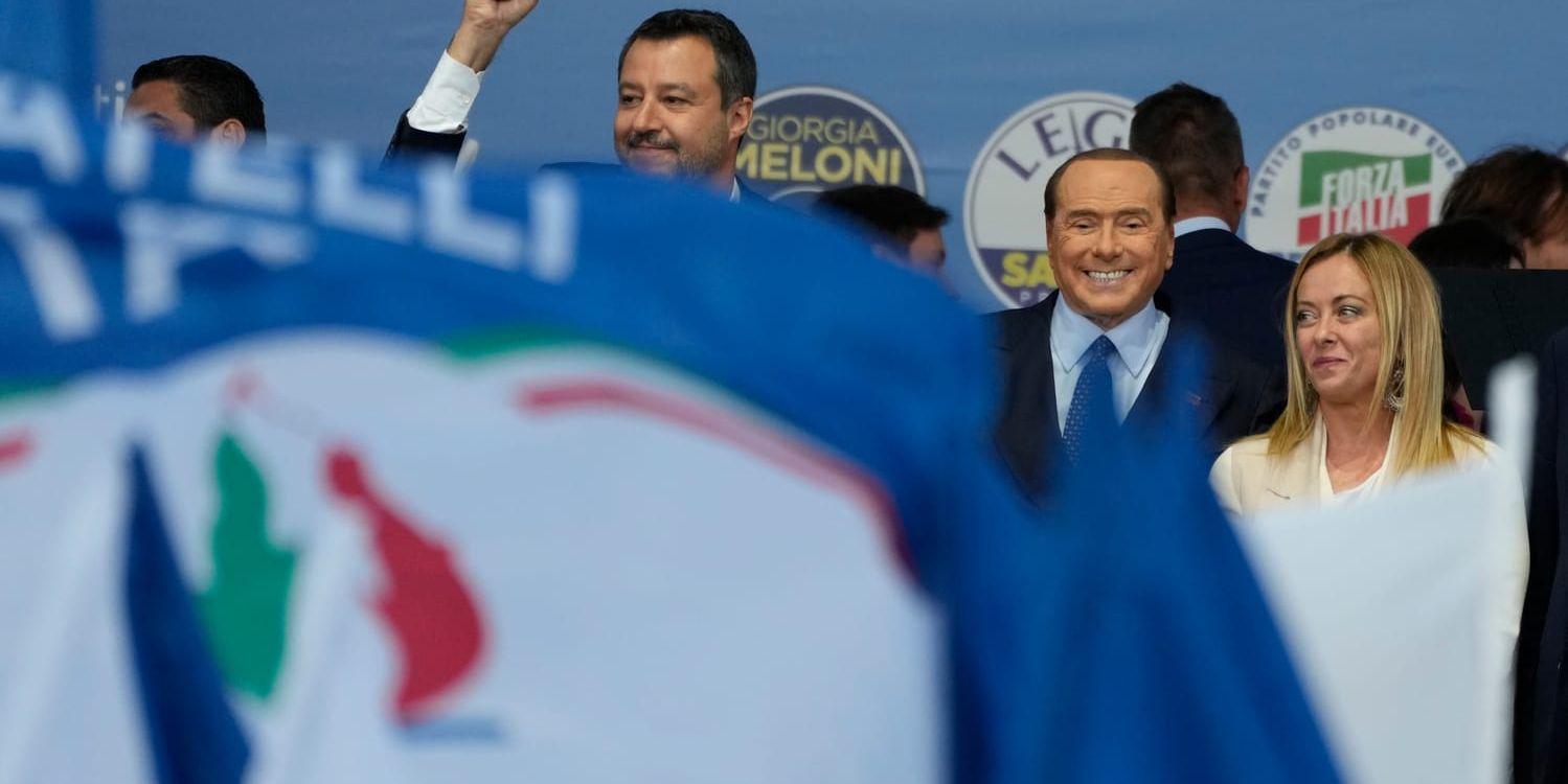 Legas Matteo Salvini, Forza Italias Silvio Berlusconi, och Italiens bröders Giorgia Meloni vid ett valmöte den 22:a september.