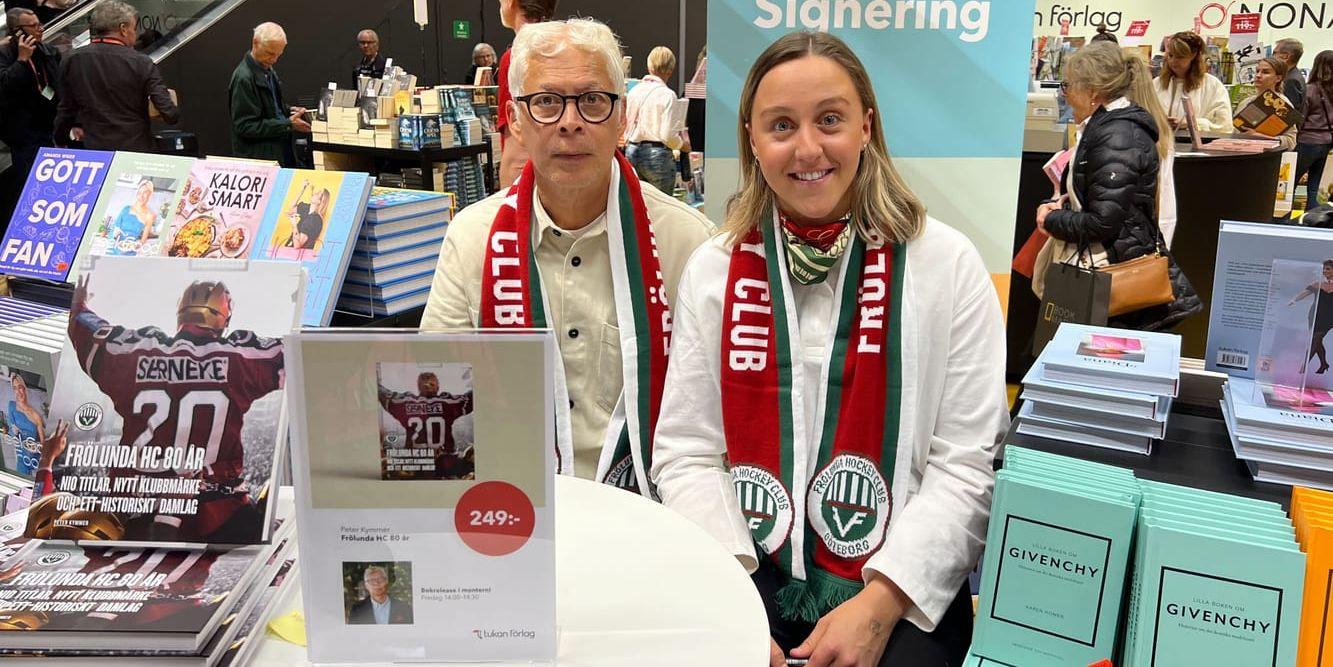 Frölundas presschef, tillika tidigare GP-journalisten, Peter Kymmer tillsammans med Frölundas lagkapten Hanna Olsson under bokmässan 2024. 