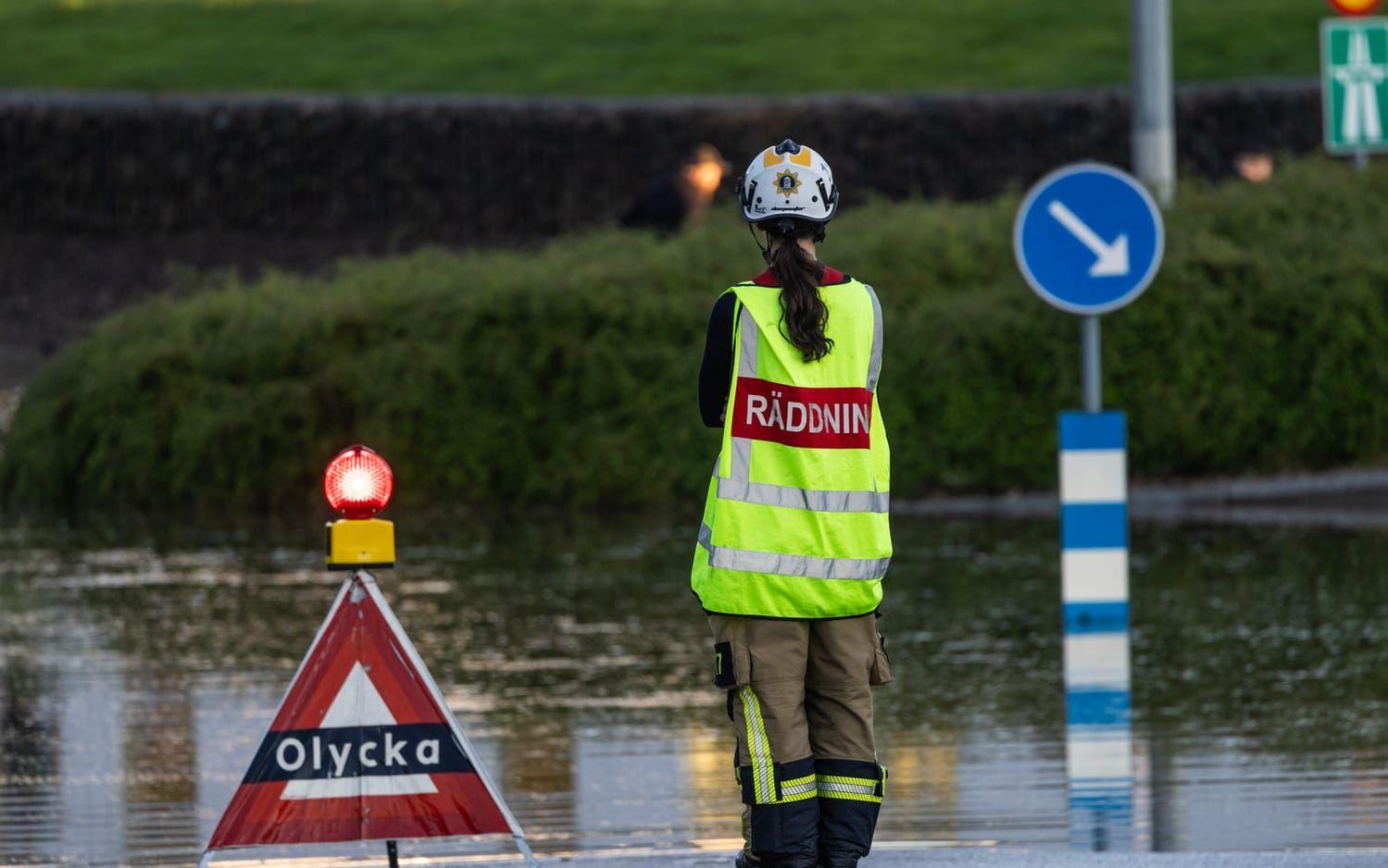 Under måndagsförmiddagen hade det dock inte rapporterats om några allvarliga personskador.