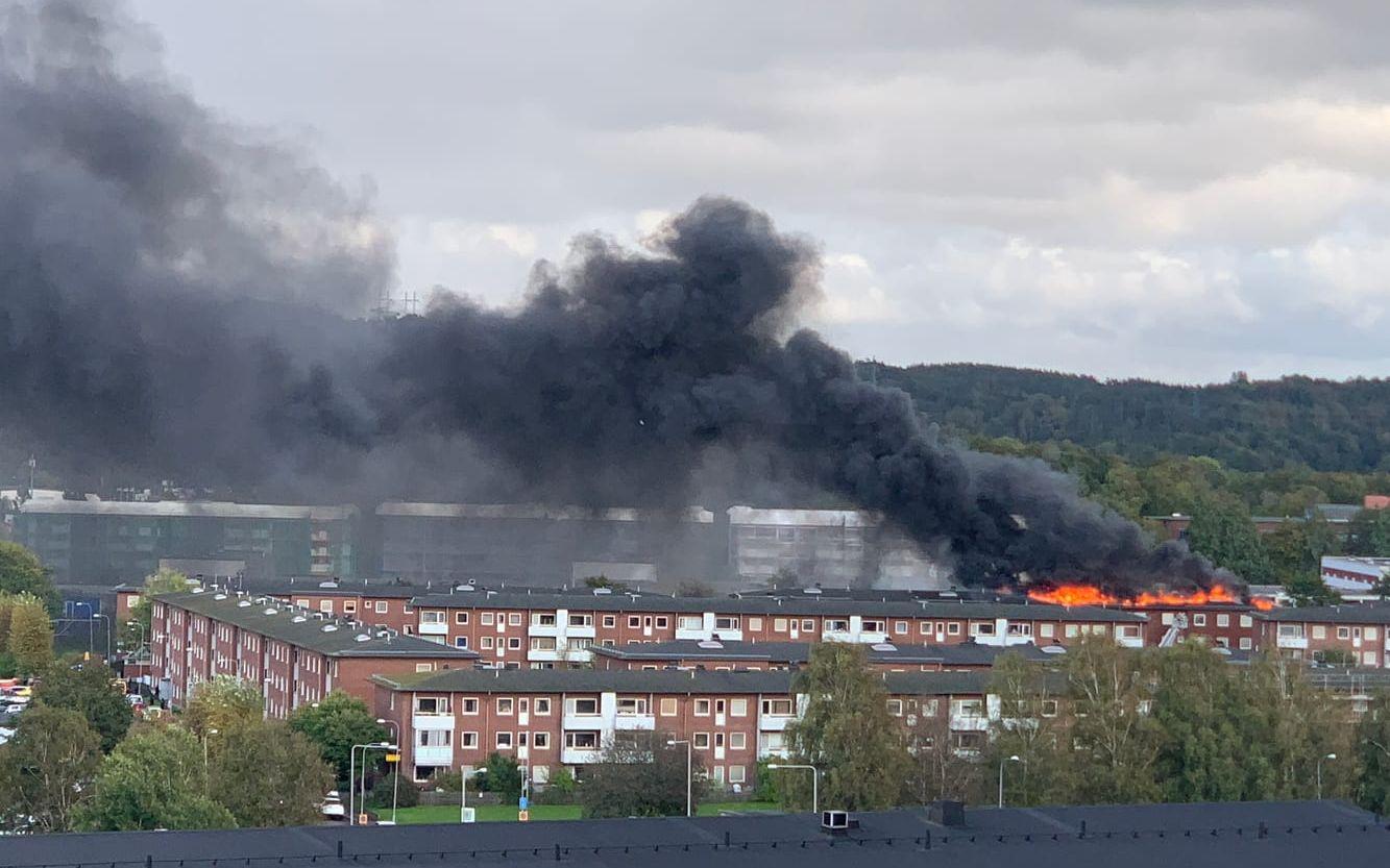 Den kraftiga rökutvecklingen syns över stora delar av staden.