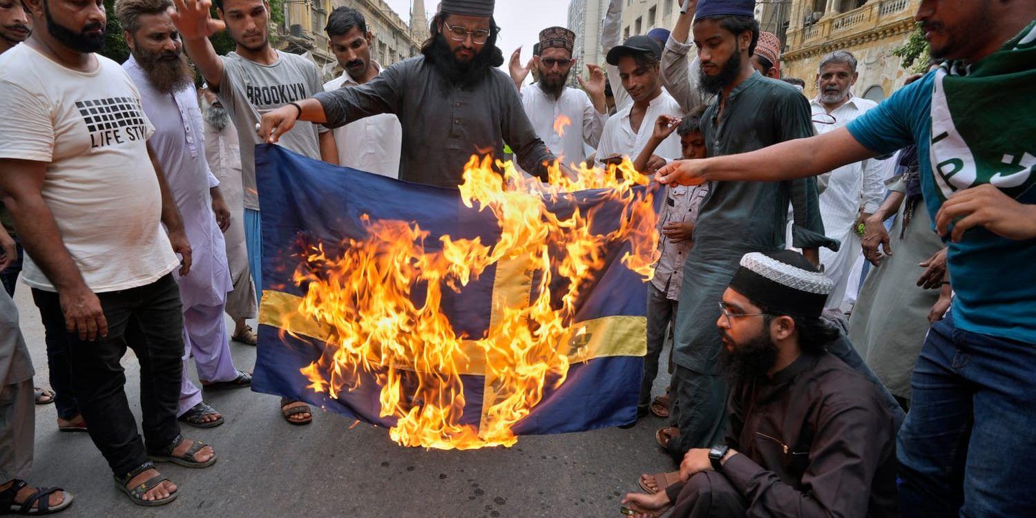 Anhängare av partiet 'Tehreek-e-Labaik Pakistan' bränner den svenska flaggan i Karachi, Pakistan den sjunde juli, 2023. (AP Photo/Fareed Khan)