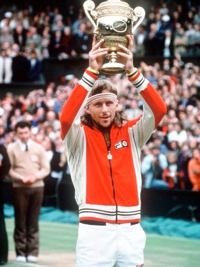 Björn Borg lyfter pokalen efter Wimbledonvinsten 1978.