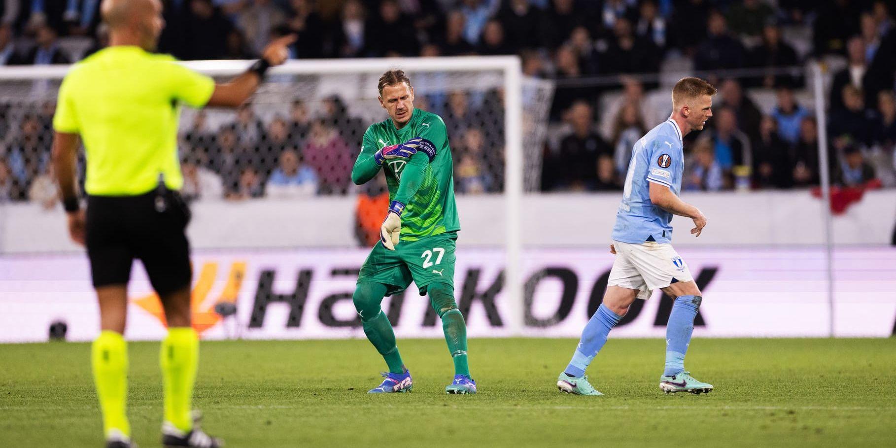 Malmö FF:s Anders Christiansen lämnar kaptensbindeln till målvakten Johan Dahlin under hemmamötet med Glasgow Rangers i Europa League.