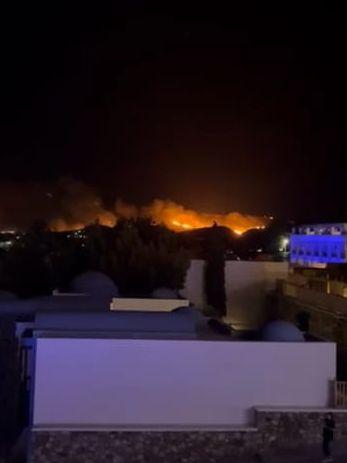 Branden syns tydligt från Sam Nelleros hotell i Kos, där resenärerna har bedömts inte behöva evakueras ännu.