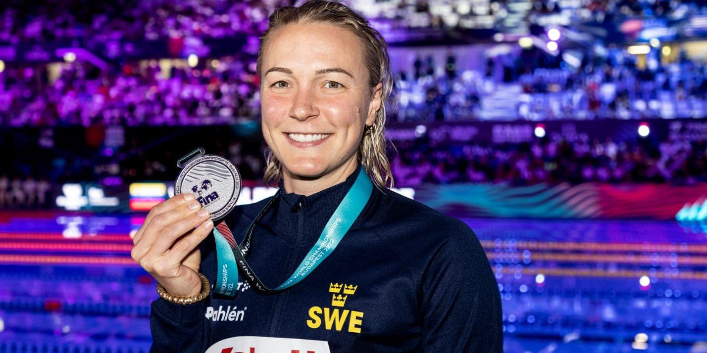 Sarah Sjöström visar upp sitt silver.