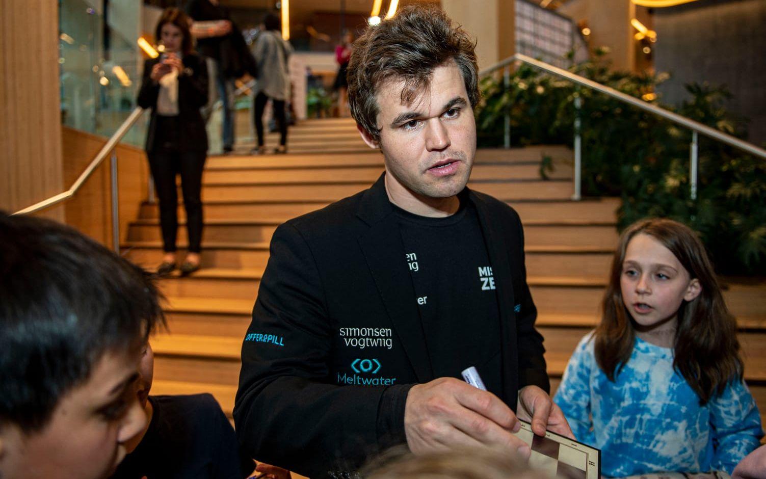 Den norske världsmästaren Magnus Carlsen stäms på över en miljard av Hans Niemann efter anklagelserna om fusk. 