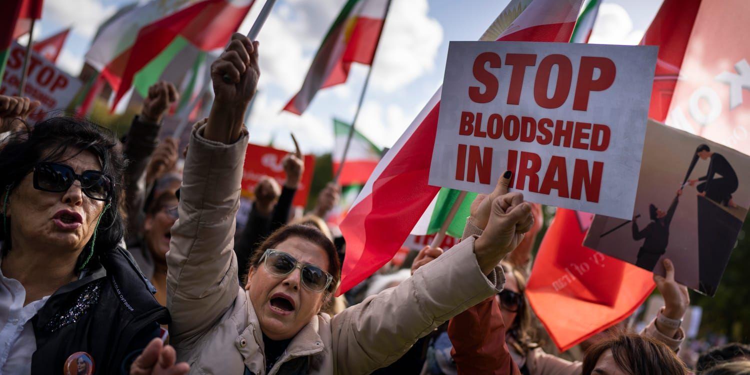 Över hela världen har demonstrationer till stöd för kvinnorna och demonstranterna i Iran hållits, sedan Masha Jina Aminis död. Bilden är från en demonstration i nederländska Haag.