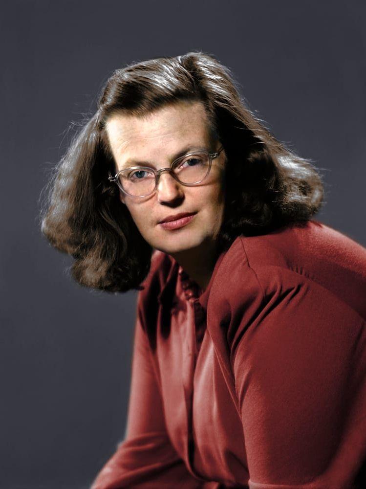 Shirley Jackson (1916-1965) är en av världslitteraturens mest kända skräckförfattare. Hon kom att ge ut sex romaner och lika många novellsamlingar. 