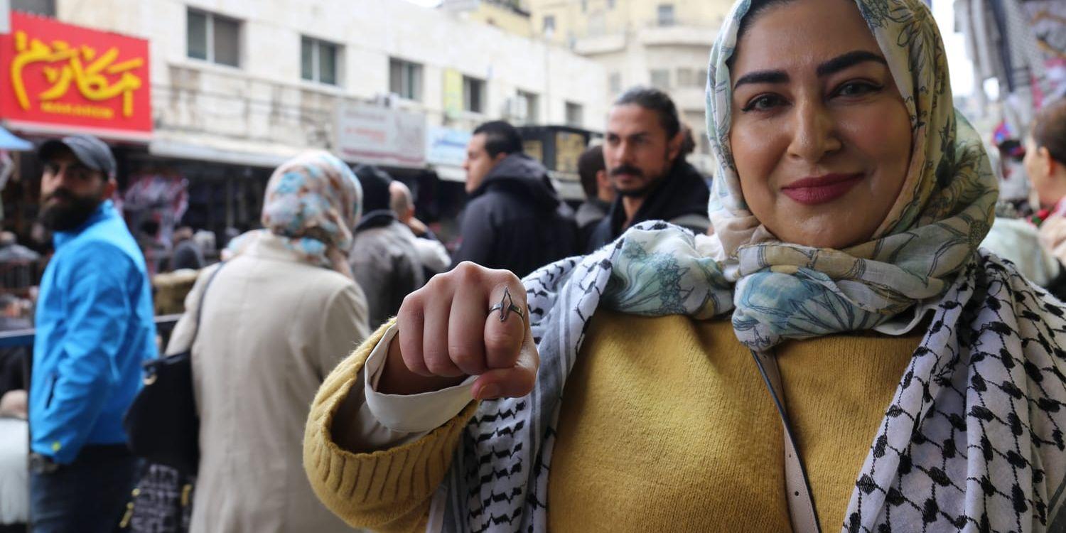 Nour Khalaf demonstrerar för att den jordanska regeringen ska göra mer för en vapenvila i Gaza. Hennes föräldrar kommer ursprungligen från Västbanken och hon ser sig därför som palestinier.