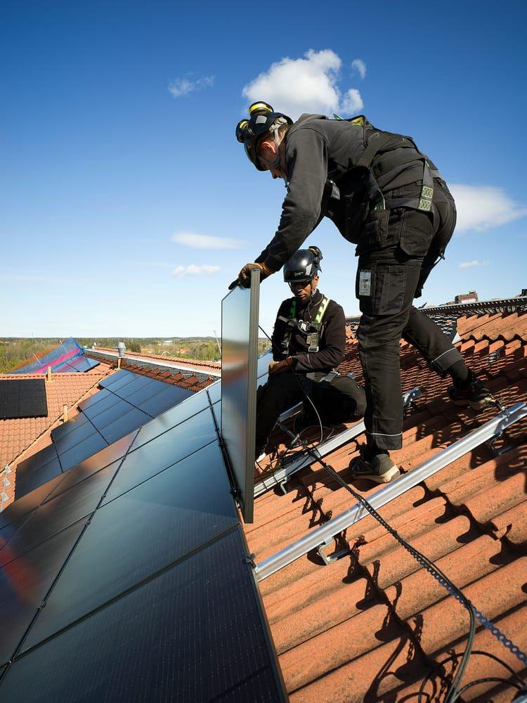 Satsa på solceller? Riksbyggen hjälper din BRF att beräkna den ekonomiska och miljömässiga nyttan.