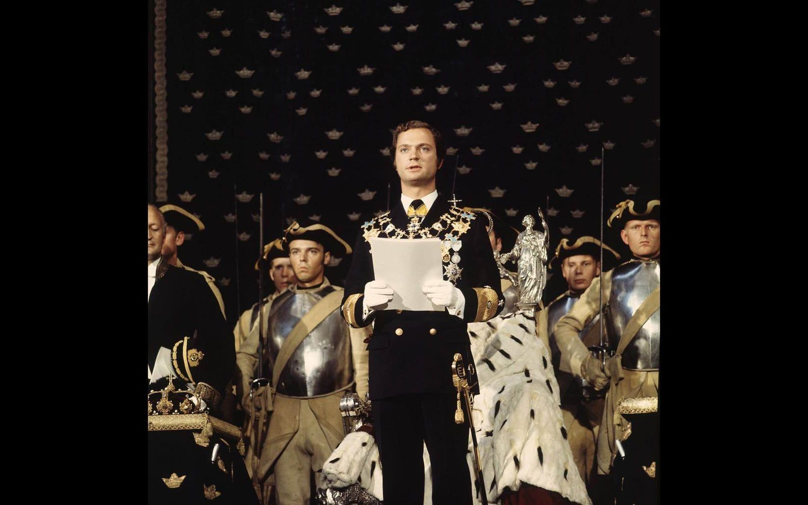 September, 1973: Den 15 september avlider Gustav VI Adolf vilket gör Carl XVI Gustaf till Sveriges kung. Här syns han vid trontillträdet den 19 september 1973 i Rikssalen på Stockholms slott. Hans valspråk blir "För Sverige - I tiden"