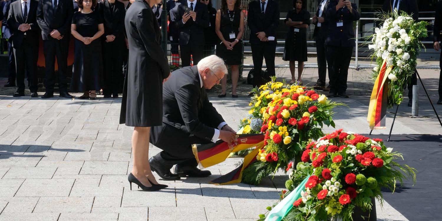 Tysklands president Frank-Walter Steinmeier hedrar offren i en knivattack i Solingen i slutet av augusti.