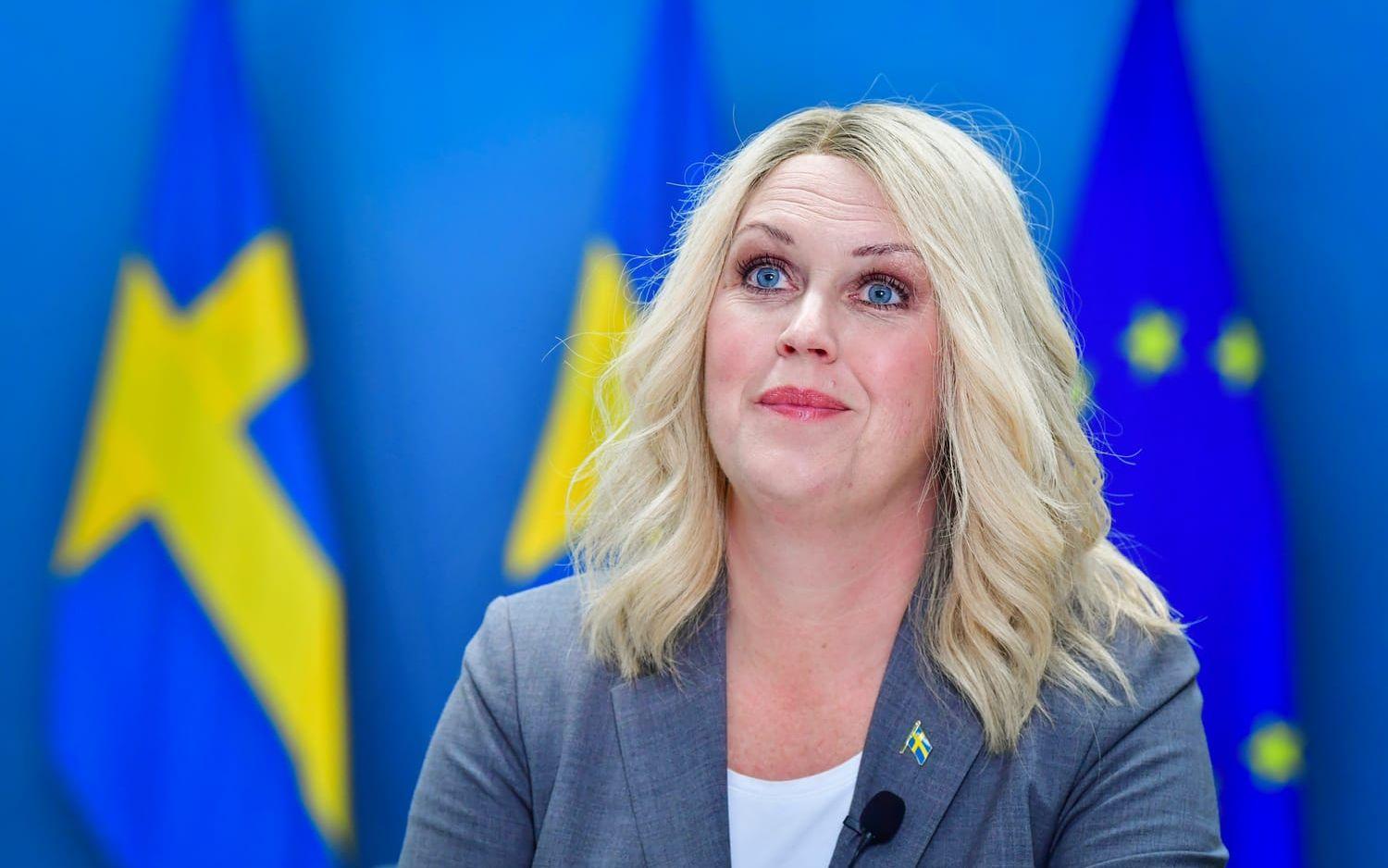 Lena Hallengren (S), socialminister, kan konstatera att halva vuxna befolkningen i dagarna fått minst en dos vaccin.