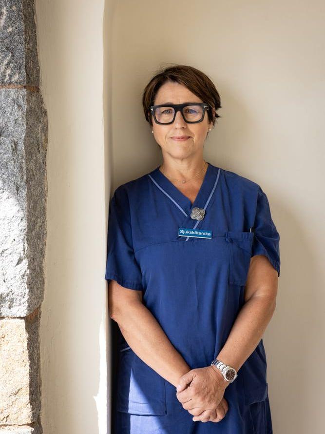 Hanne Kjöller klev efter tjugofem års frånvaro åter in i rollen som sjuksköterska på två av Stockholms akutsjukhus i augusti 2019. Det blev boken ”Dagbok från akuten”. 