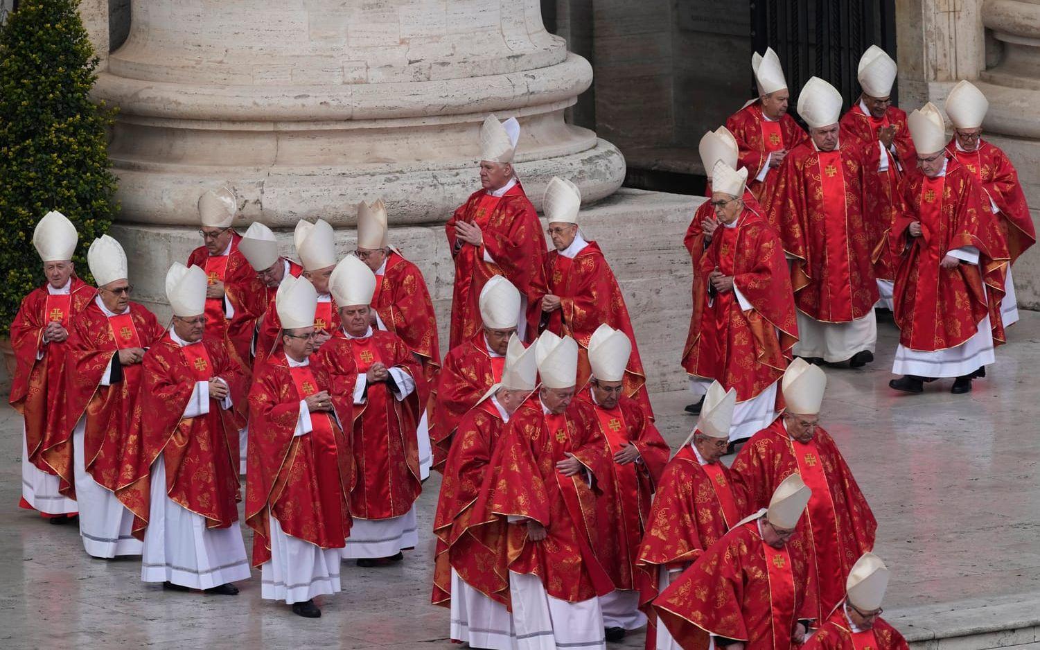 Kardinaler som anländer till begravningsceremonin.