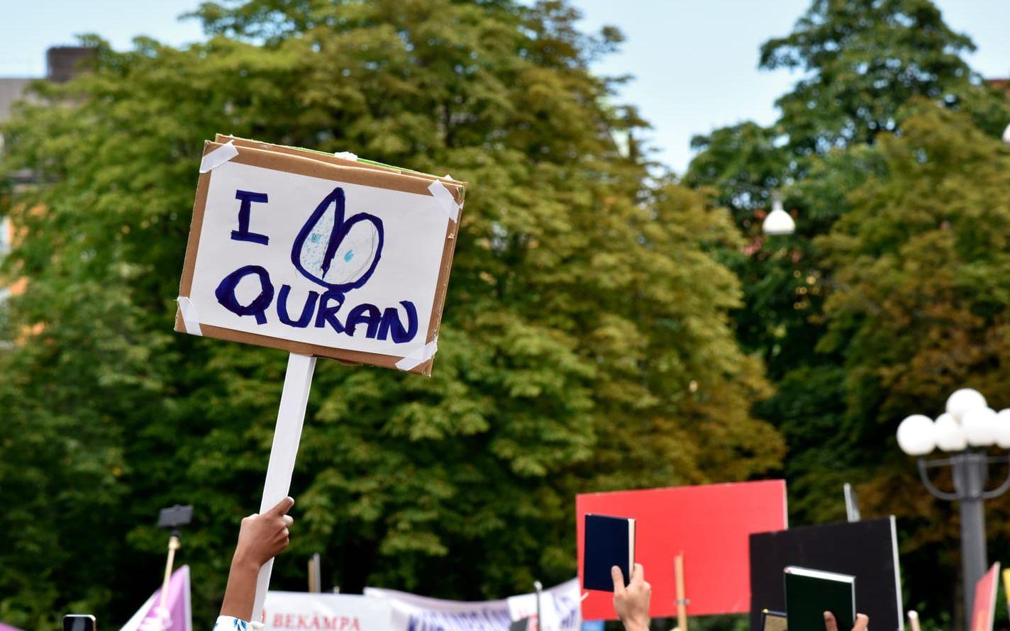 Demonstration mot koranbränningen på Medborgarplatsen i Stockholm den 9 juli.