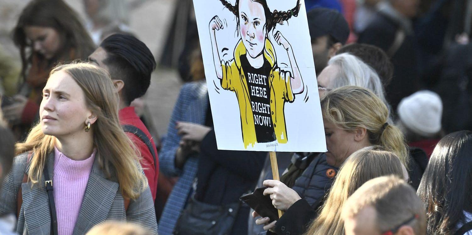 Klimatdemonstration i Kungsträdgården i Stockholm med ett plakat med Greta Thunberg som spänner sina muskler.