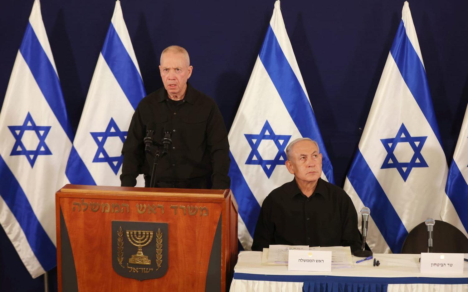 Israels försvarsminister Yoav Gallant (här till vänster om premiärministern Benjamin Netanyahu) har under tisdagen meddelat att israeliska armén befinner sig i ”hjärtat” av Gaza stad. 