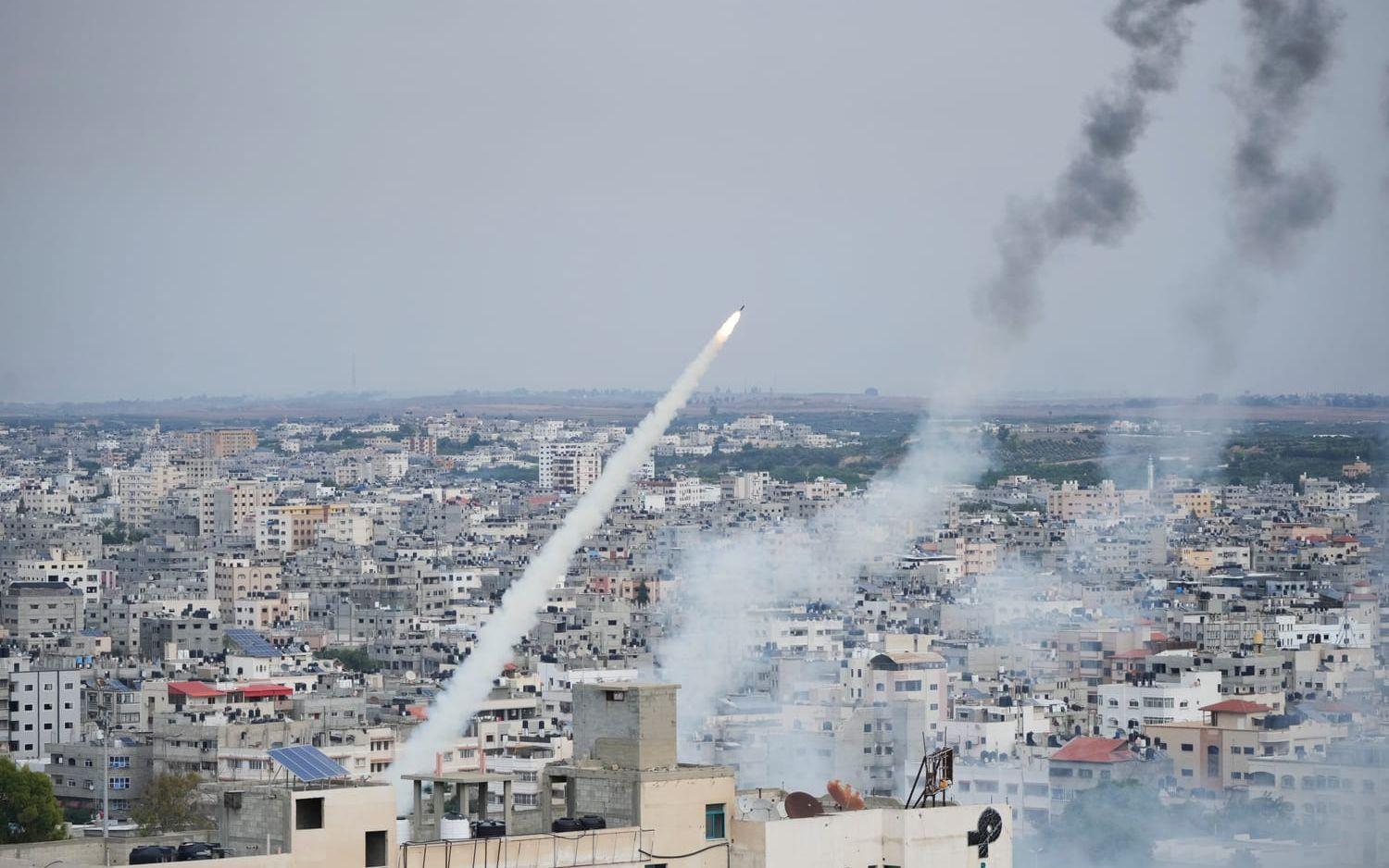 Bilden visar hur raketer avfyras från Gaza. 