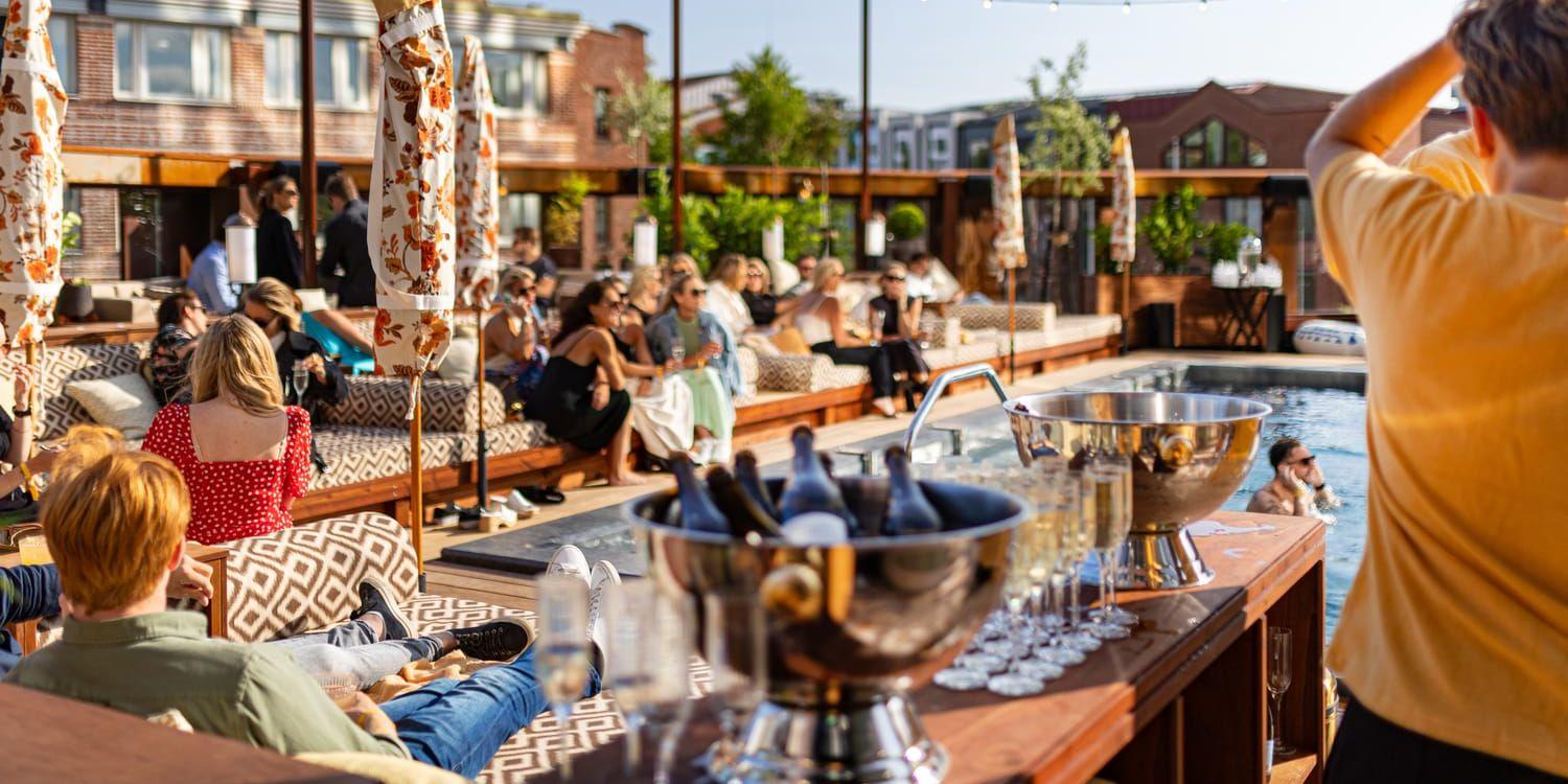 On a nice summer evening, it can be cozy to have a drink on a rooftop bar. In Gothenburg there are several nice roof terraces, including Pam's Rooftop pool club at Jacy'z (pictured), Moreno at Stigbergstorget, Skanshof at Skanstorget, Linnéterrassen on Linnégatan, Taket at Comfort Hotel, Skeppsbron and Cielo Hotel Bellora and John Scott's on Kungsportsavenyn. 