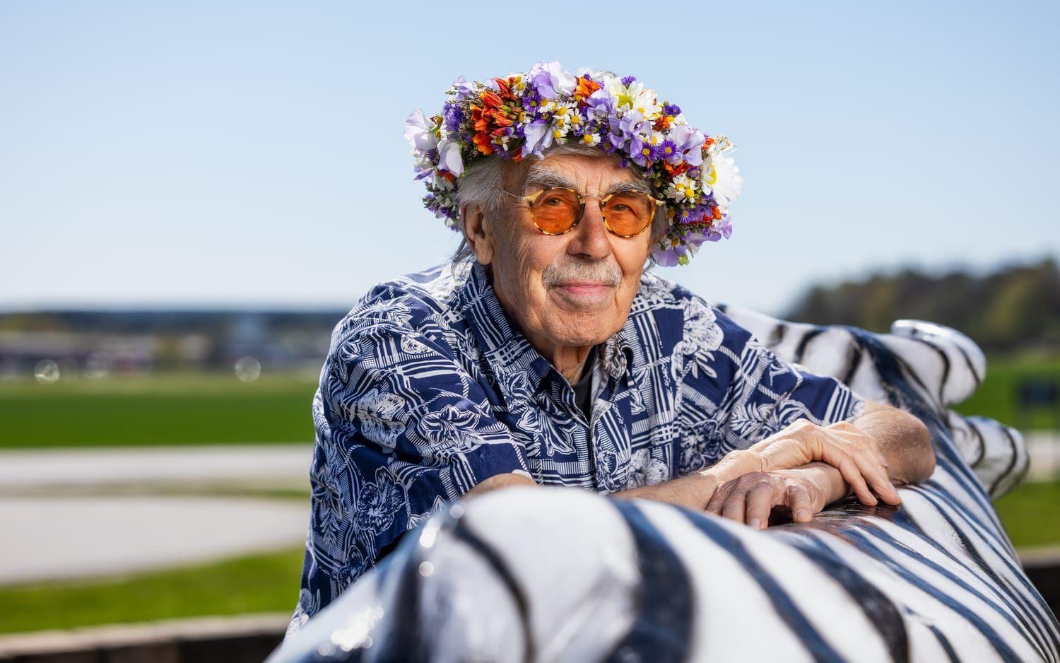 Underfundige 84-åringen Lasse Åberg poserar med en zebra inför sitt ”Sommar i P1”. 