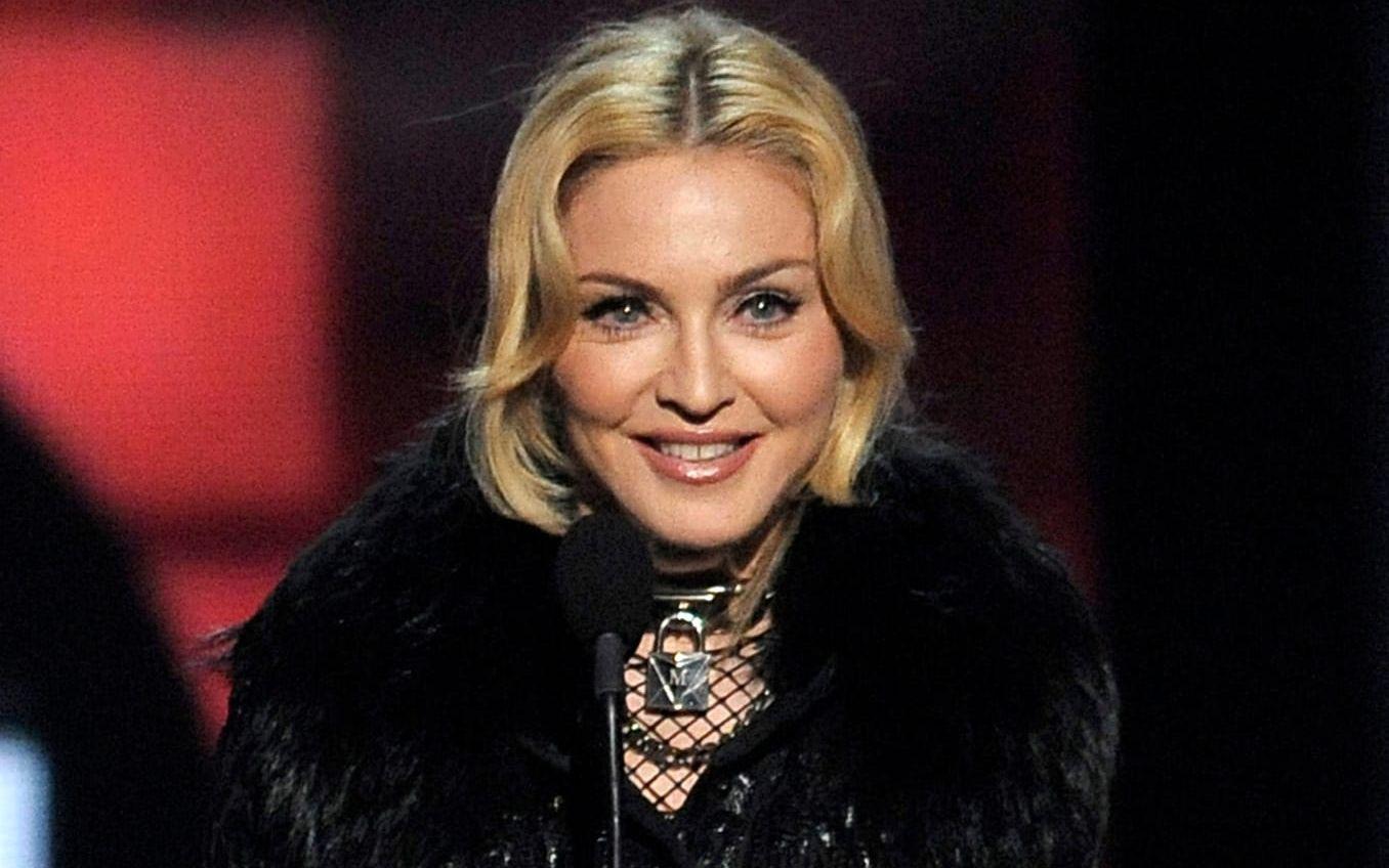 Madonna skulle själv ha regisserat filmen om sitt liv. Nu ligger i stället hennes fokus på den världsturné hon ska ut på i år. 