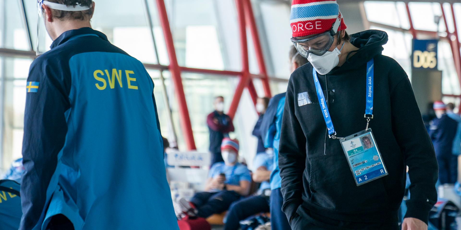 Johannes Høsflot Klæbo till höger, anlände till Peking på tisdagen. På det planet befann sig även flera svenskar, varav två nu har testats positivt.