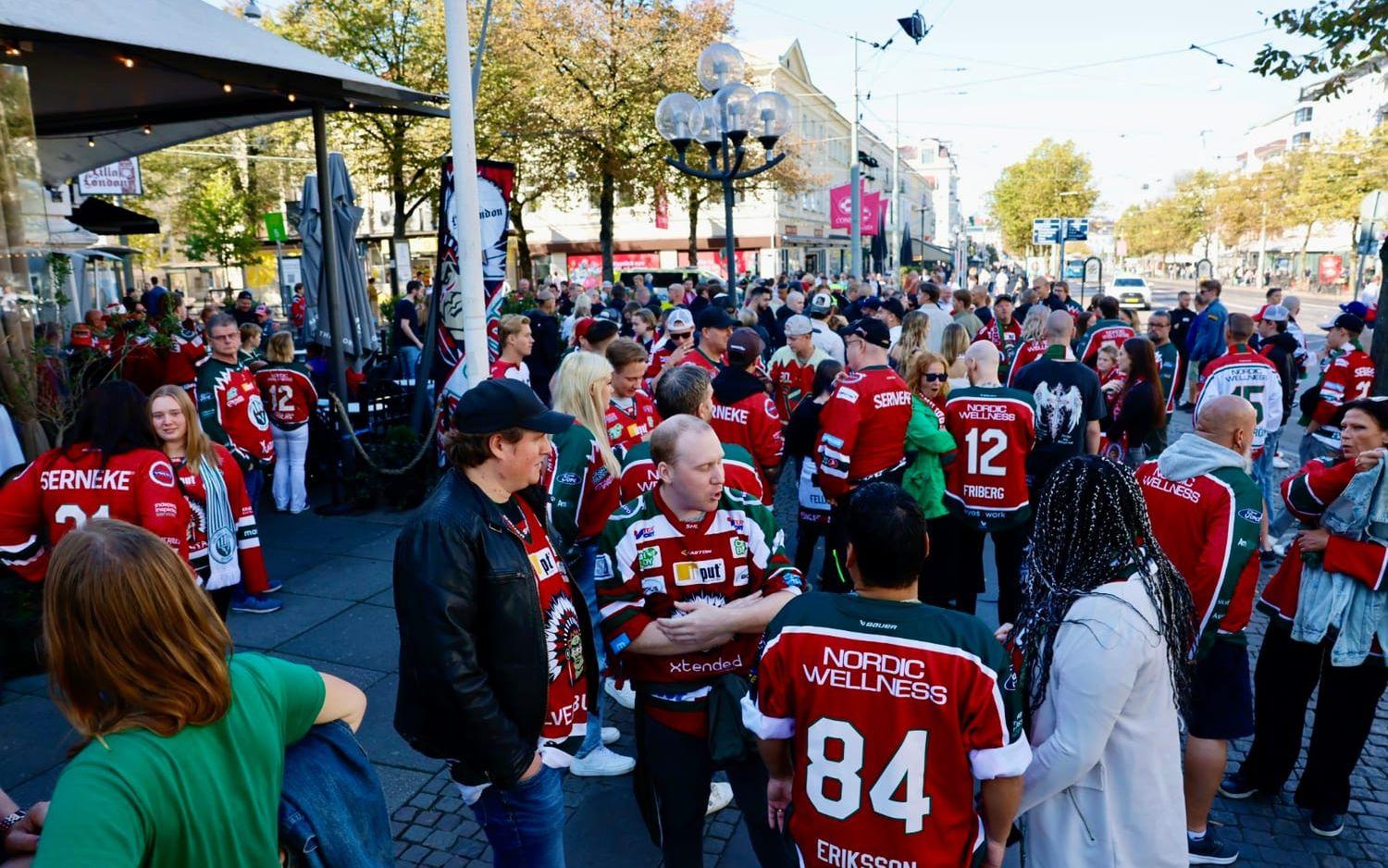 Matchen är sedan länge slutsåld, vilket märks ute längs gatorna i Göteborg under lördagen.