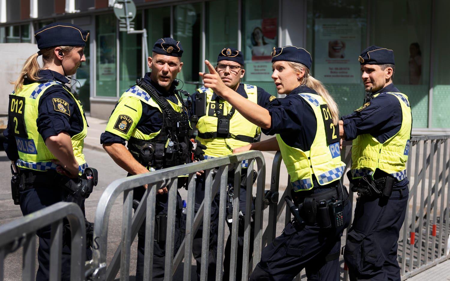 Före koranbränningen var många poliser på plats utanför moskén.