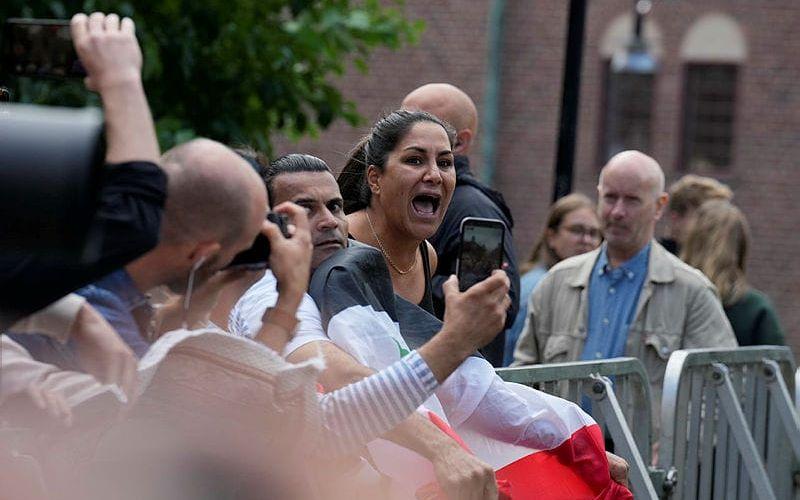 Under torsdagens manifestation pratade han i megafon för att nå ut med sitt budskap, men överröstades av motdemonstranter.