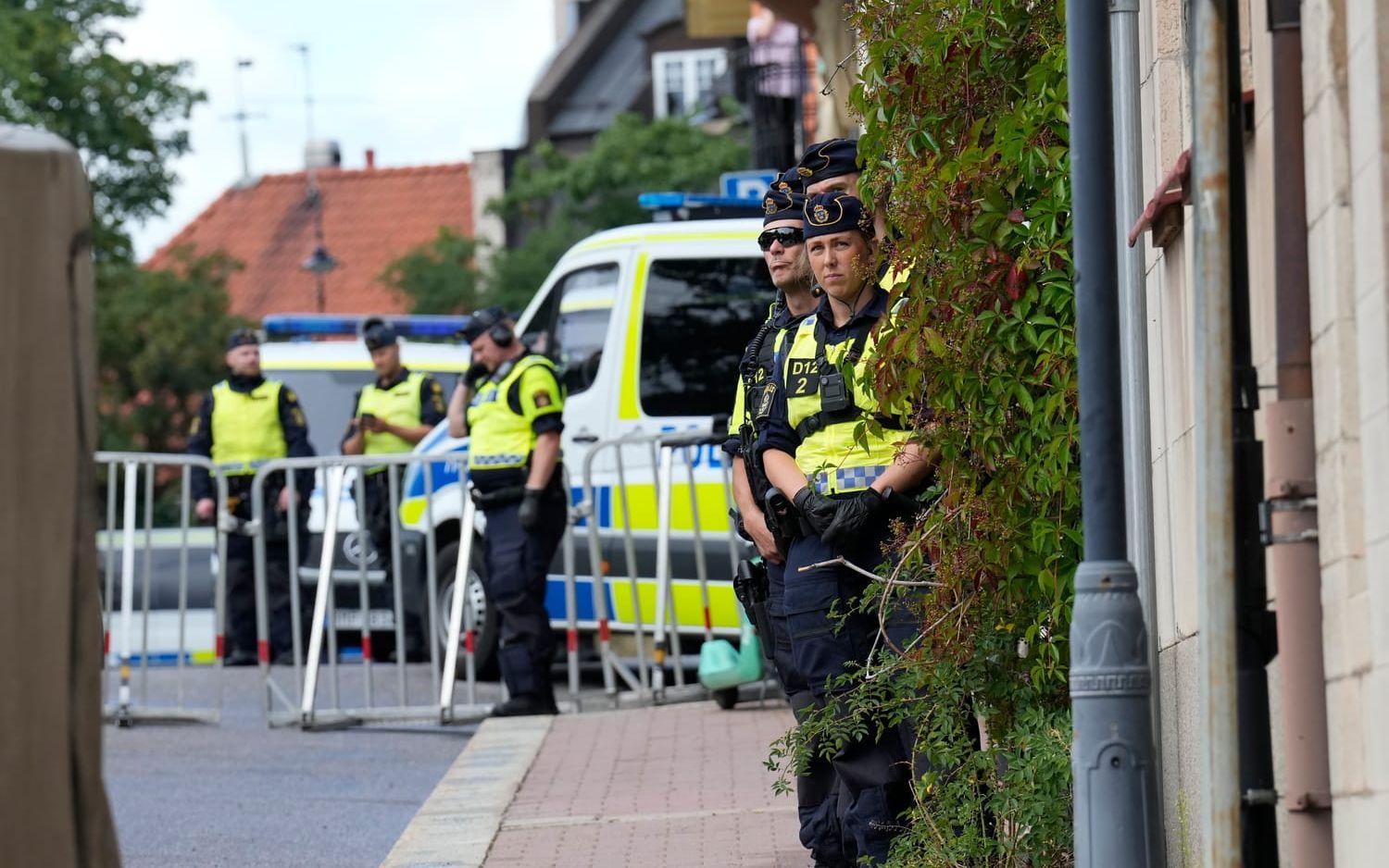 Polis på plats i närheten av Iraks ambassad i Stockholm.