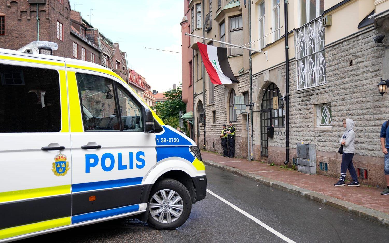 Polis på plats i närheten av Iraks ambassad i Stockholm.