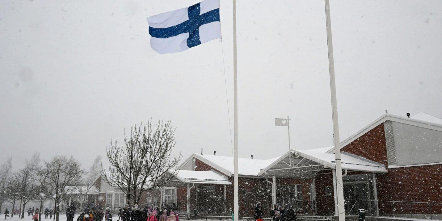 Finlands flagga vajar på halv stång vid skolan i Vanda på onsdagen.