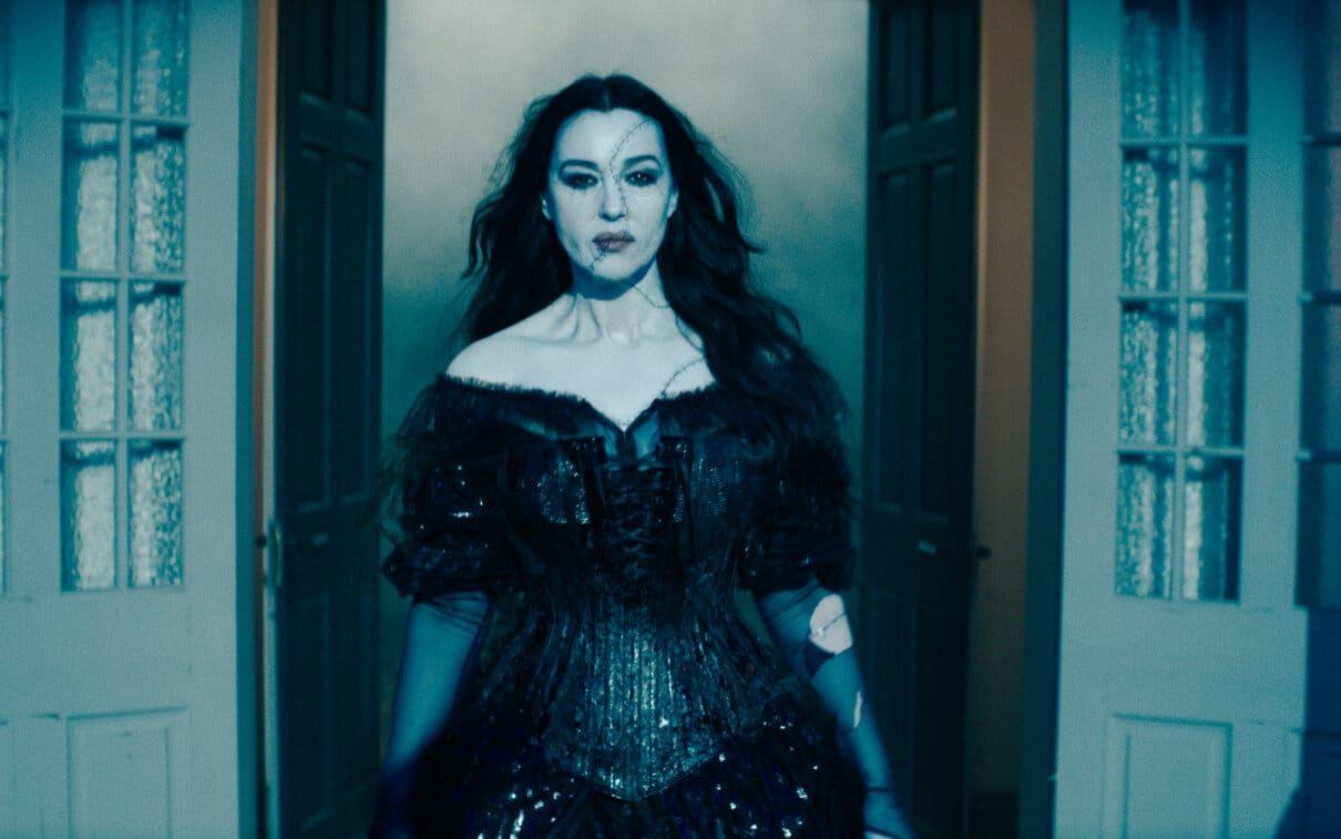 Dolores (Monica Bellucci) återuppstår från det döda och stansar omsorgsfullt ihop sina kroppsdelar för att hämnas ex-maken Beetlejuice i Tim Burtons nya mörka skräckkomedi ”Beetlejuice, Beetlejuice”. 