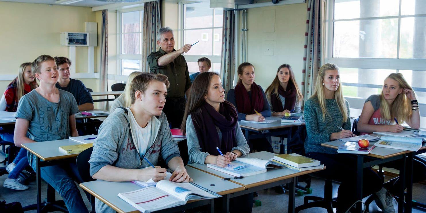 På vissa skolor bedömer lärarna att de har ganska goda möjligheter att välja läromedel och lärverktyg utifrån pedagogiska och didaktiska överväganden. Samtidigt tvingas lärare på andra skolor kopiera material, skapa egna texter eller till och med ta med material de har bekostat själva för att undervisningen överhuvudtaget ska fungera, skriver debattörerna.