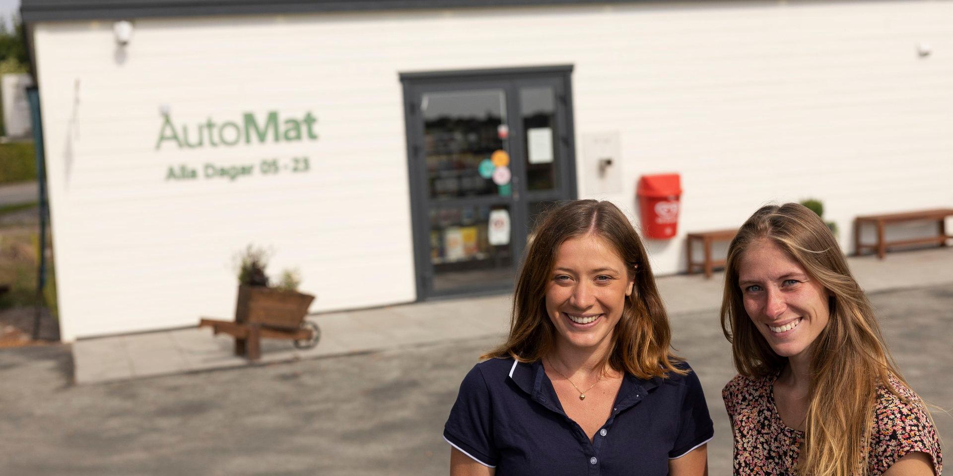 Ellen och Marta Danielsson driver en obemannad matbutik på Österlen. Utöver basvaror satsar de på att också ha mycket lokala varor.