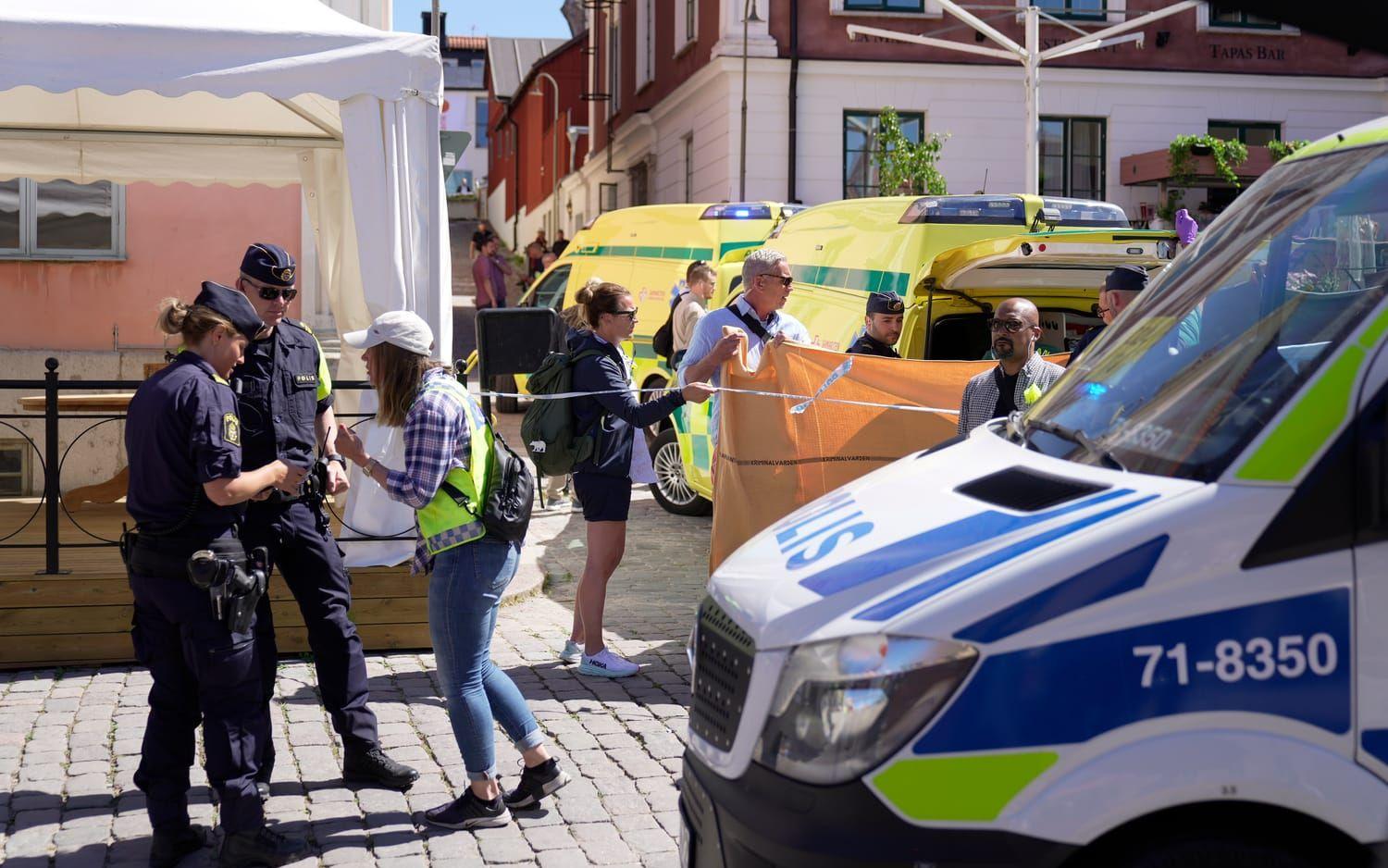 En person har knivhuggits i centrala Visby.