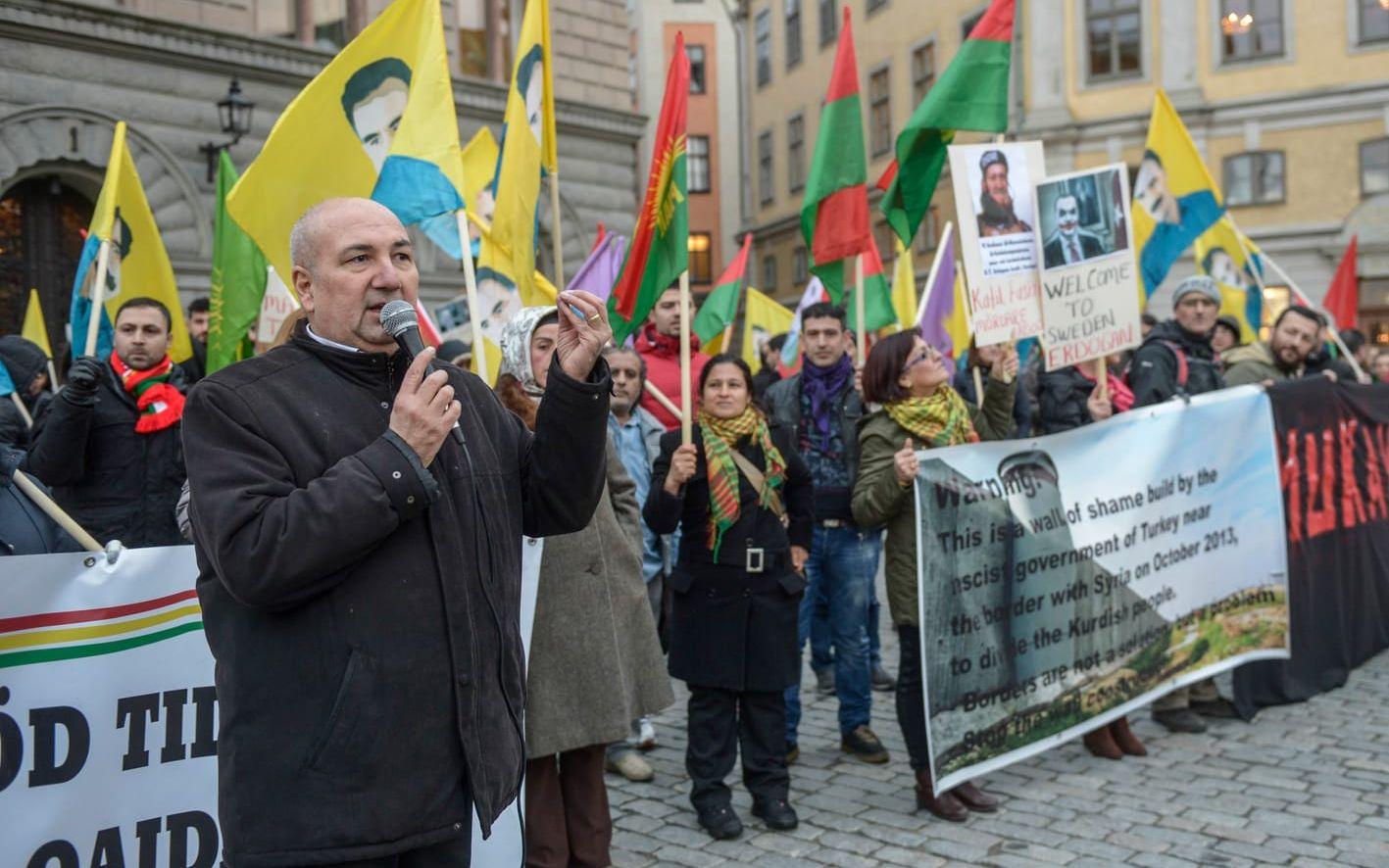 Kurdo Baksi var en av talarna vid en demonstration på  i Stockholm mot Turkiets premiärminister Recep Tayyip Erdogan som besökte Sverige 2013.