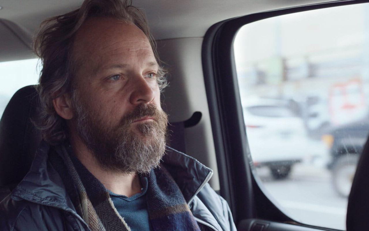 Saul Shapiro (Peter Sarsgaard) är en förvirrad man som  behöver hjälp för att klara sin vardag. Så småningom förstår vi varför.